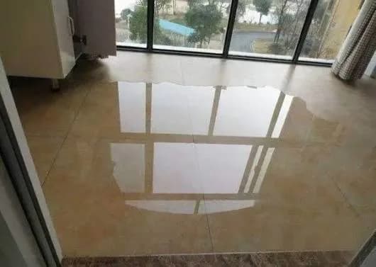 Cara Ampuh Mengatasi Rembesan Air Tanah pada Lantai Keramik Rumah