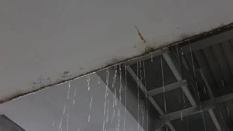 Pilih Mana untuk Atap Bocor: Cat Waterproofing, Aquaproof, atau Membran?